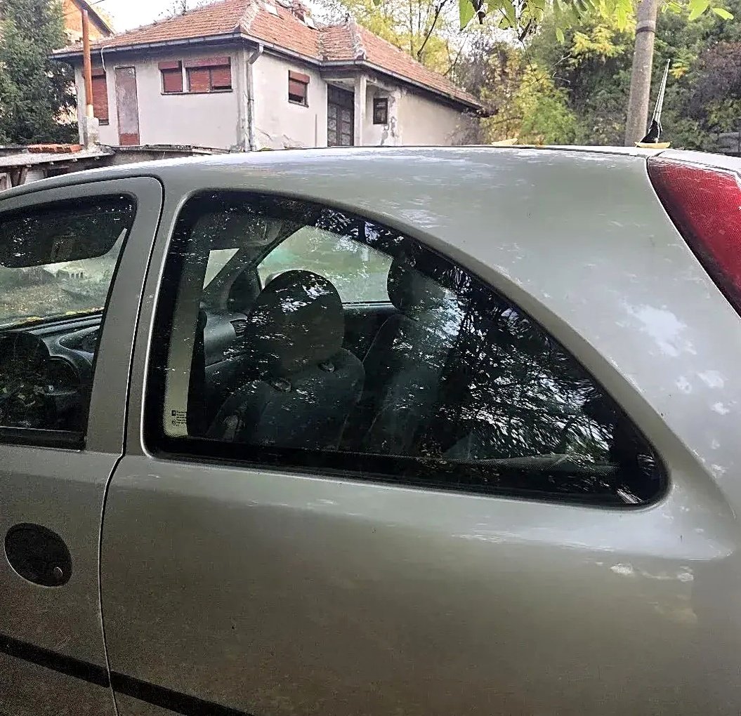Front left side window glass Opel Corsa C
