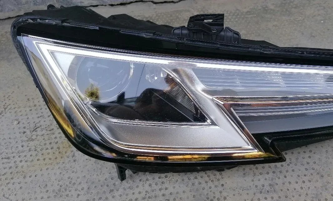 Right xenon headlight Audi A4 B9 8W