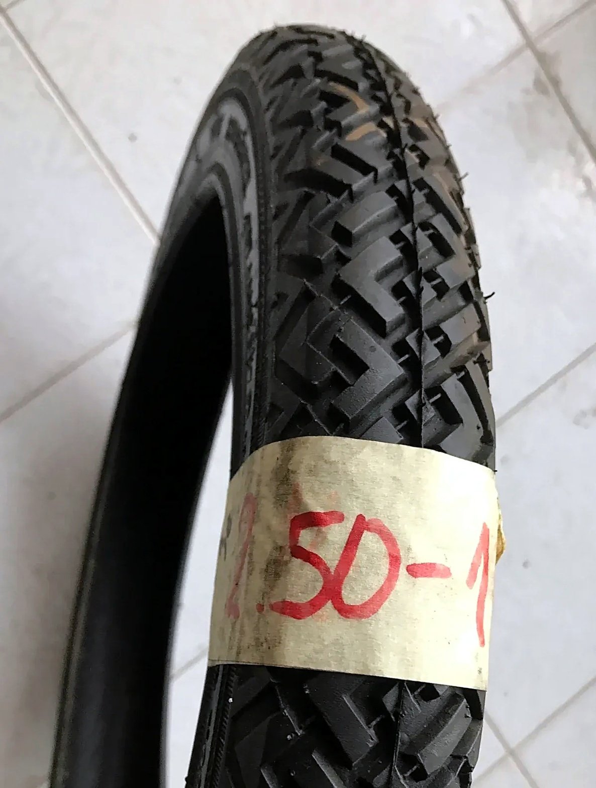 Vee Rubber 2.5-16 motorcycle tyre