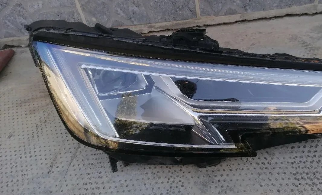 Full LED desni far Audi A4 B9 8W