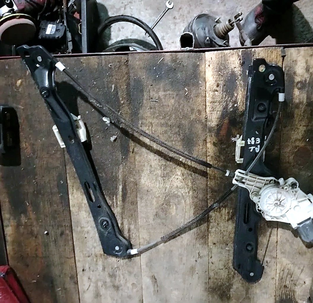 Front window regulator BMW E87