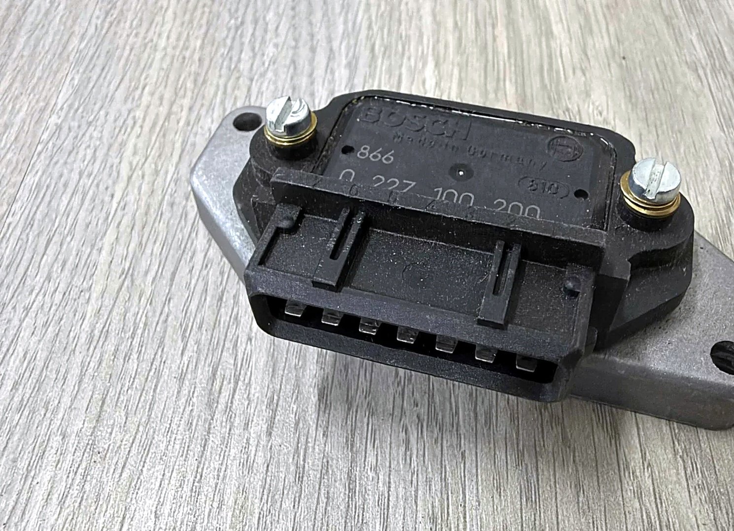 Ignition distributor rotor for electronic ignition