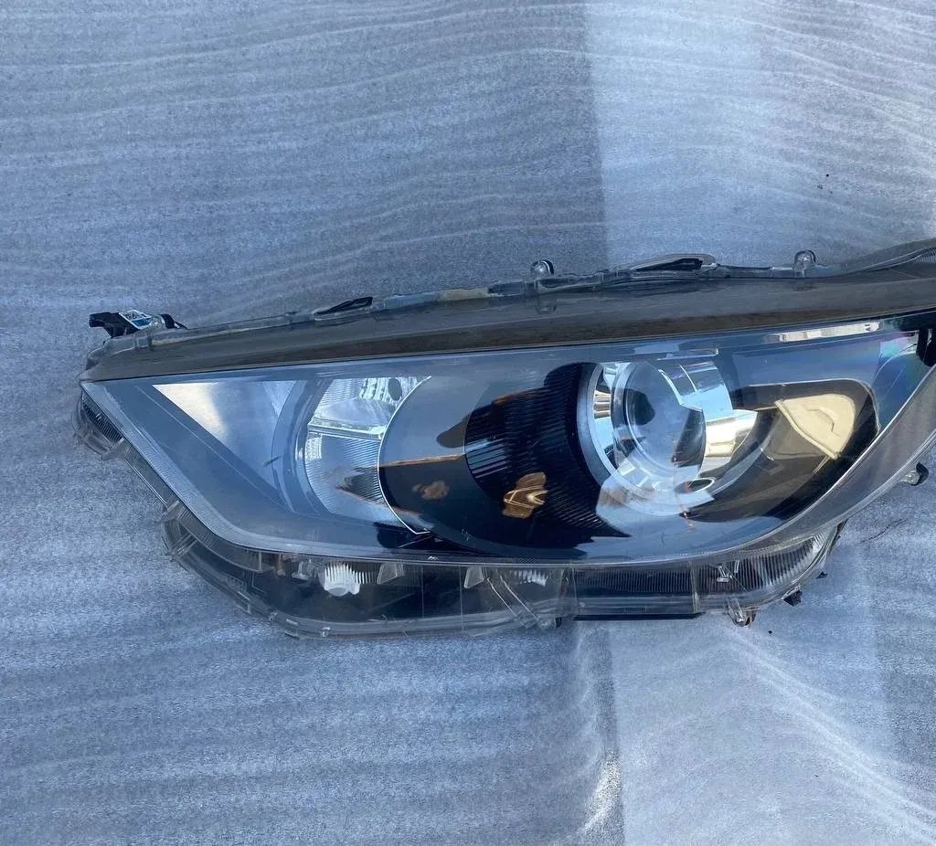 Right headlight Toyota Yaris 2020