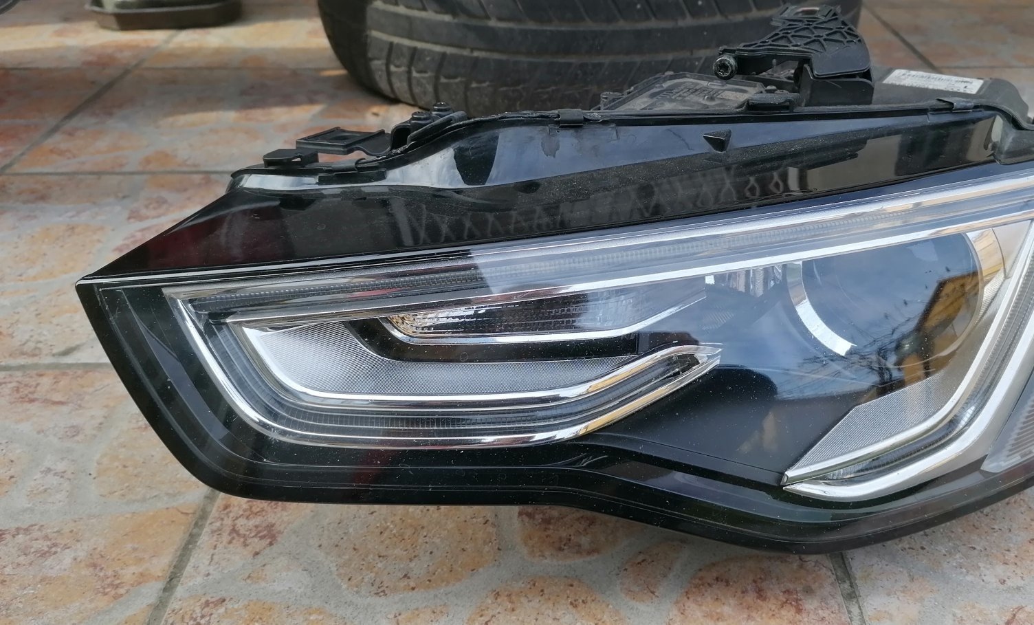 Prednji levi ksenon far sa praćenjem krivine Audi A5 8T restajling