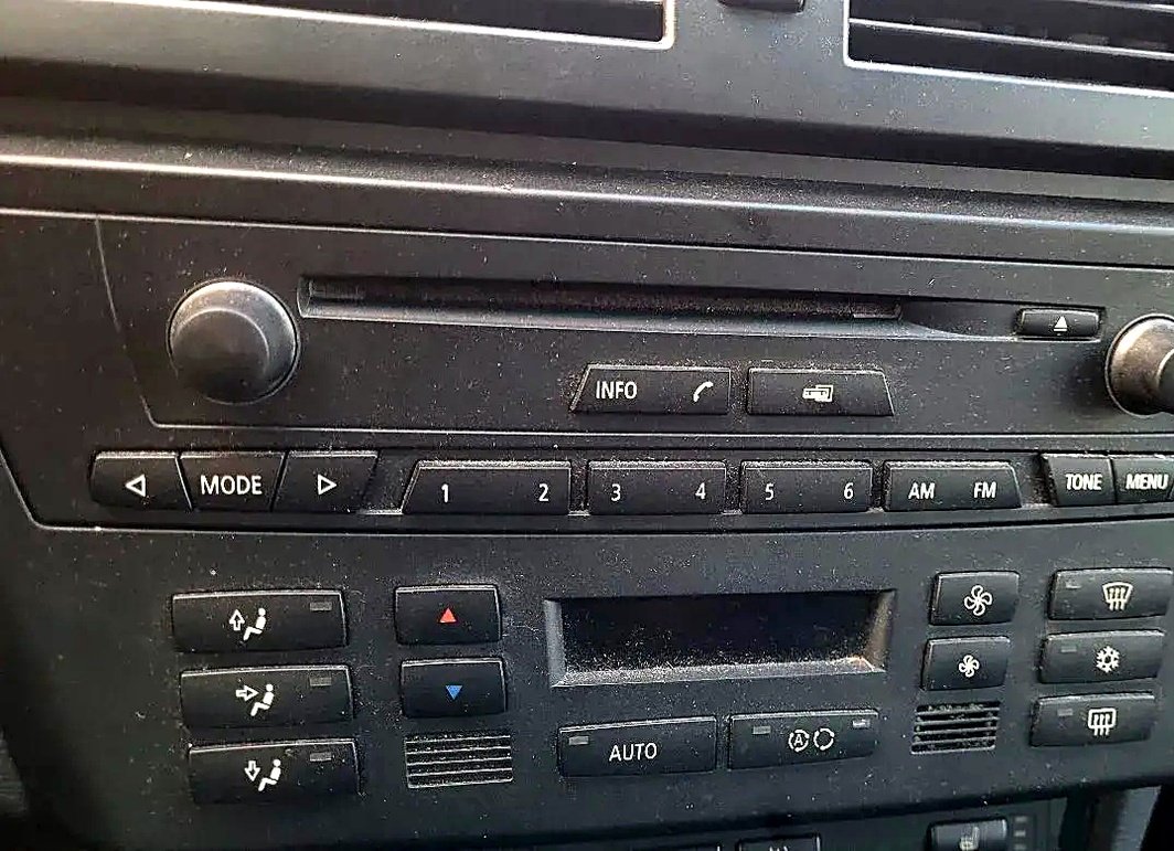 Fabrički radio BMW X3 E83 navigacija