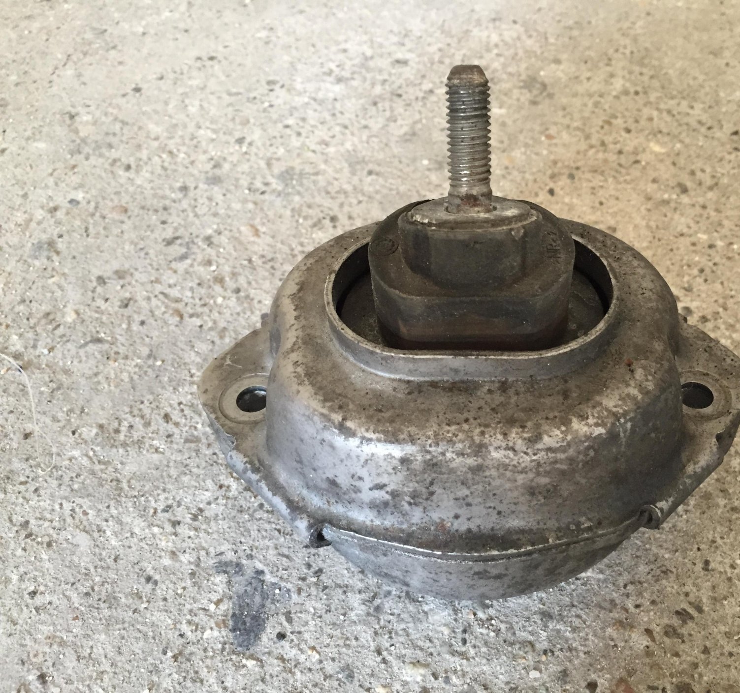 Engine mounts and plastic left fender trim BMW X3 2.0d