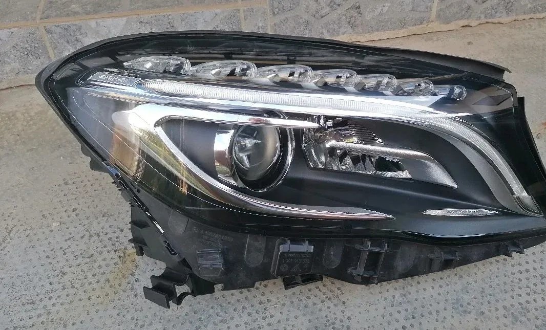 Front right headlight Mercedes GLA W156