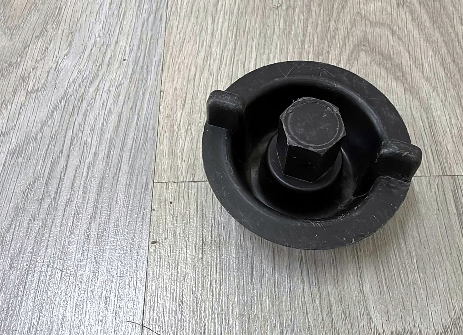 Spare wheel bolt for car