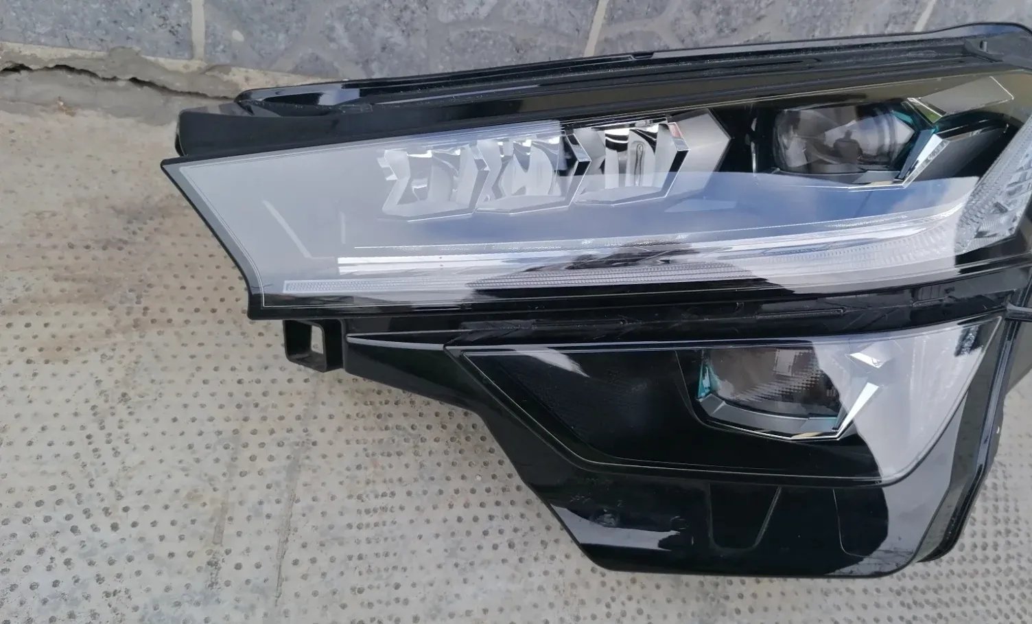 Front left headlight Škoda Karoq facelift full LED