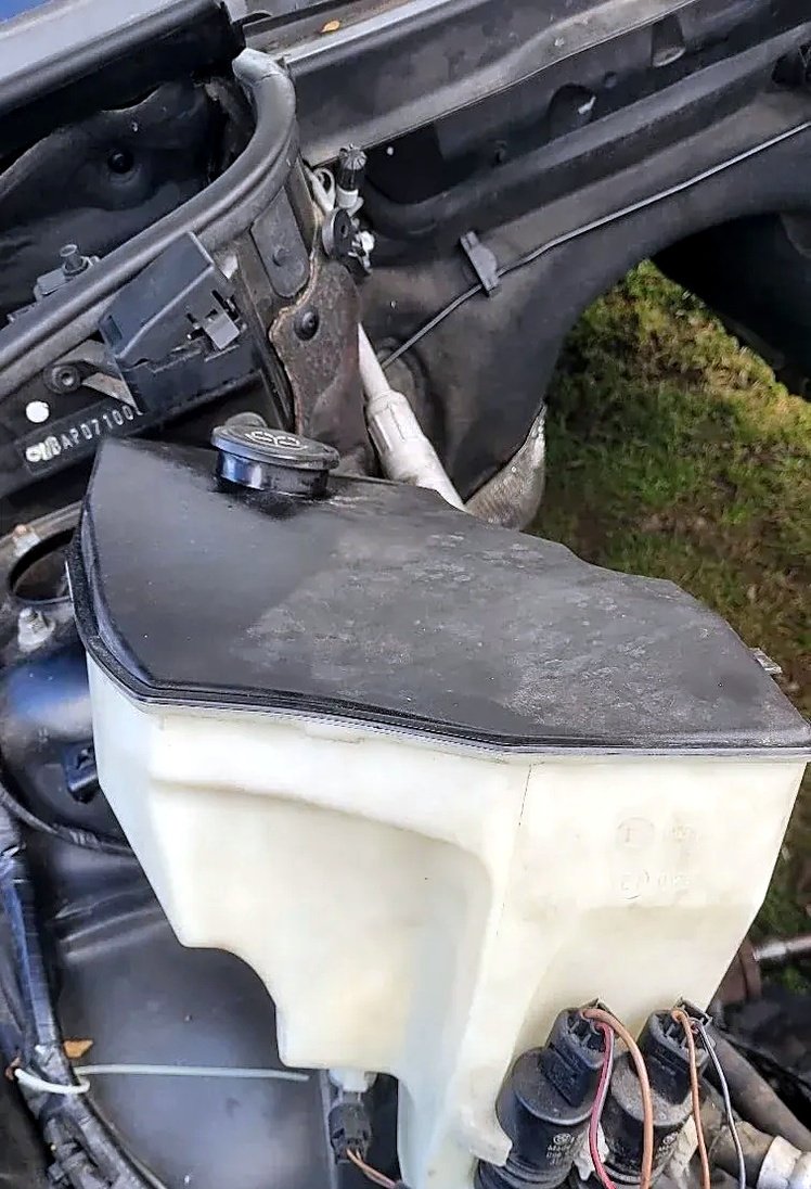 Windscreen washer fluid reservoir BMW X3 E83