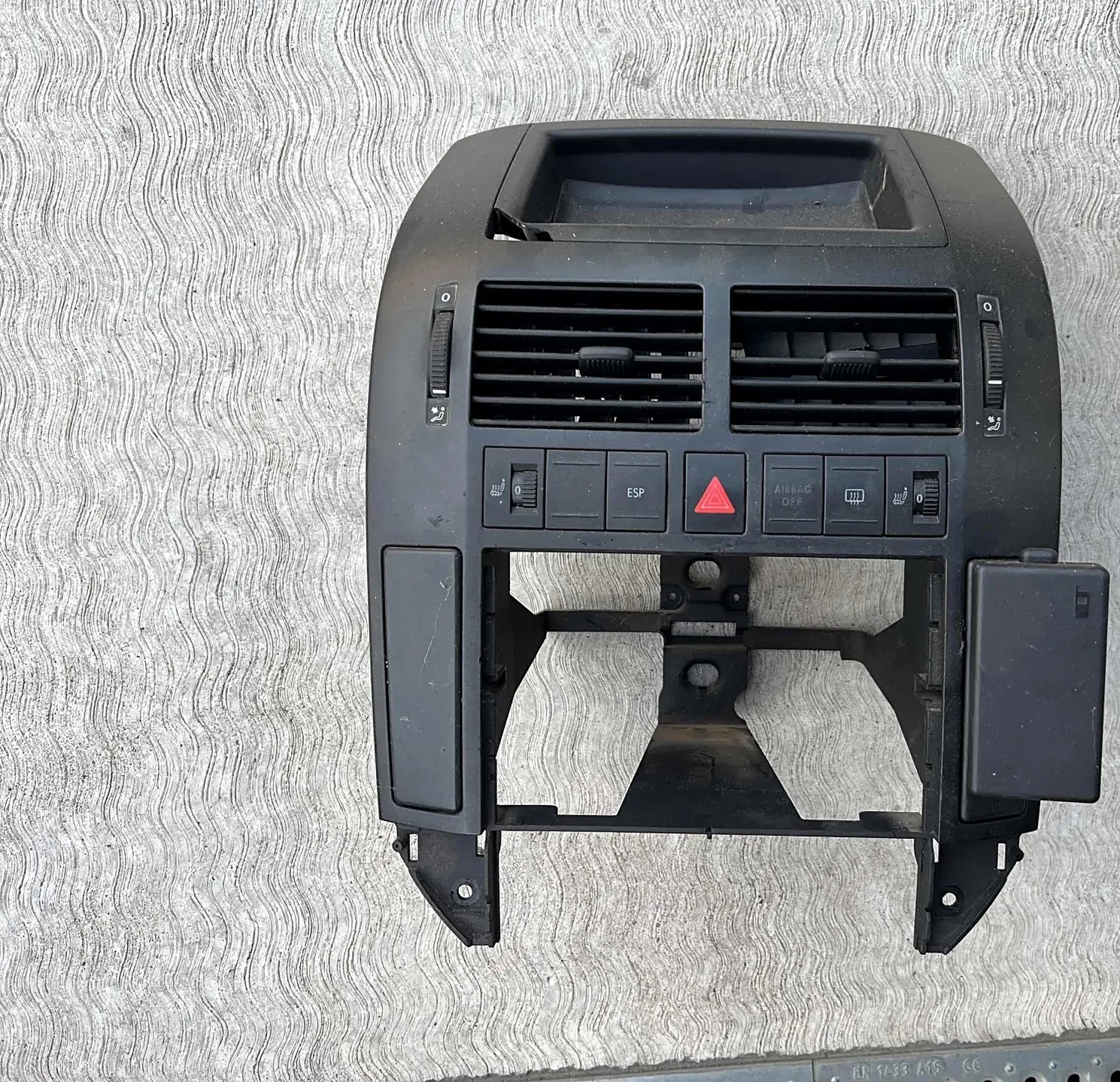 Srednja konzola sa ventilacijom i grejačima sedišta VW Polo