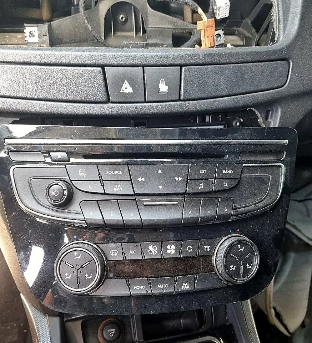Peugeot 508 komande muzike i klime