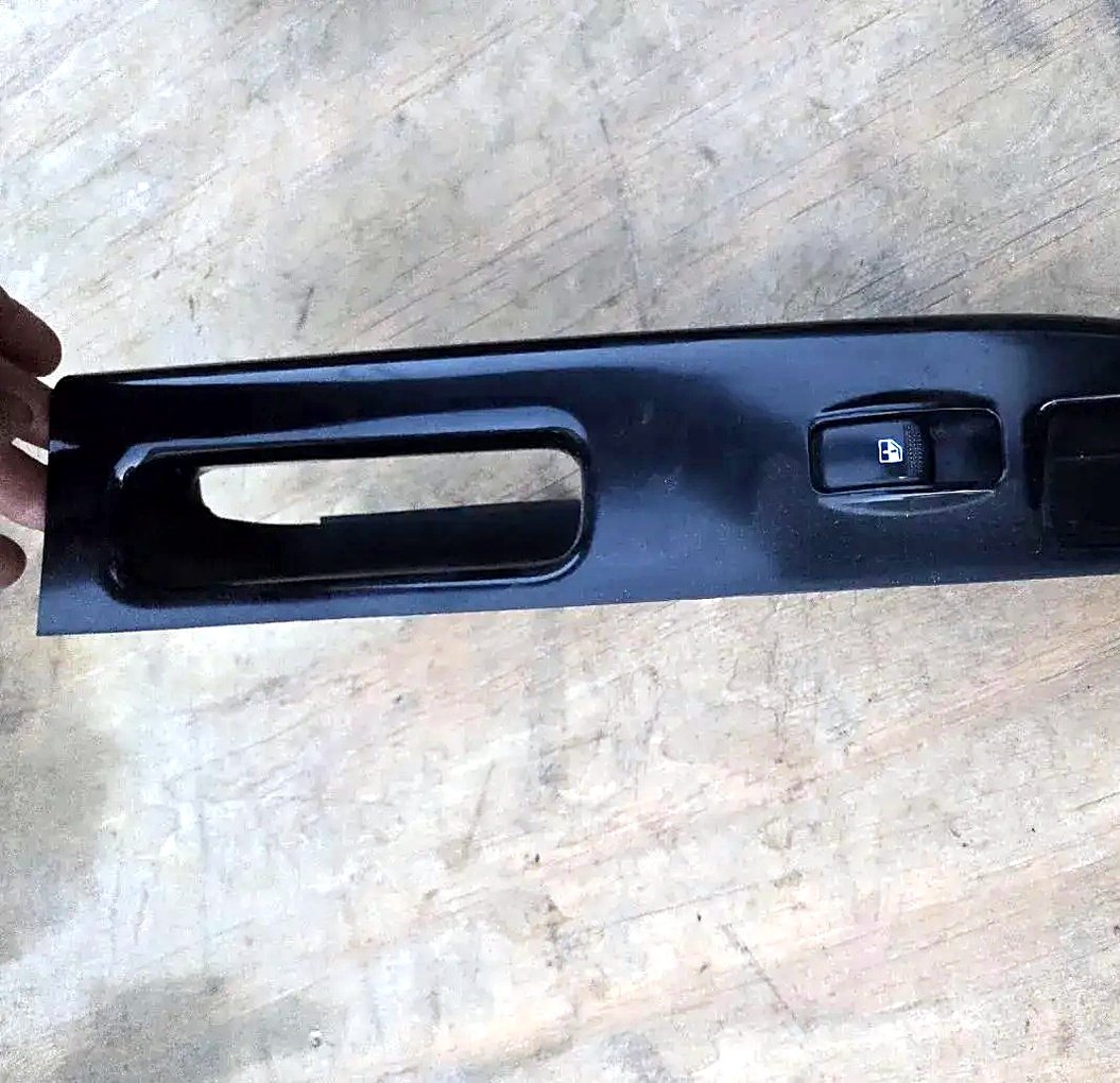 Kia Carens 2002-2007 right front window switch with bezel