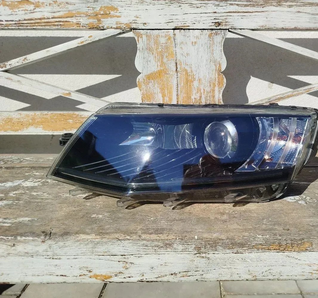 Skoda Octavia Left Xenon Headlight 5E1941015B 5E1941016B