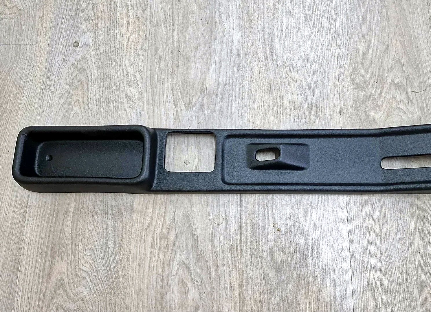 Parcel shelf between seats