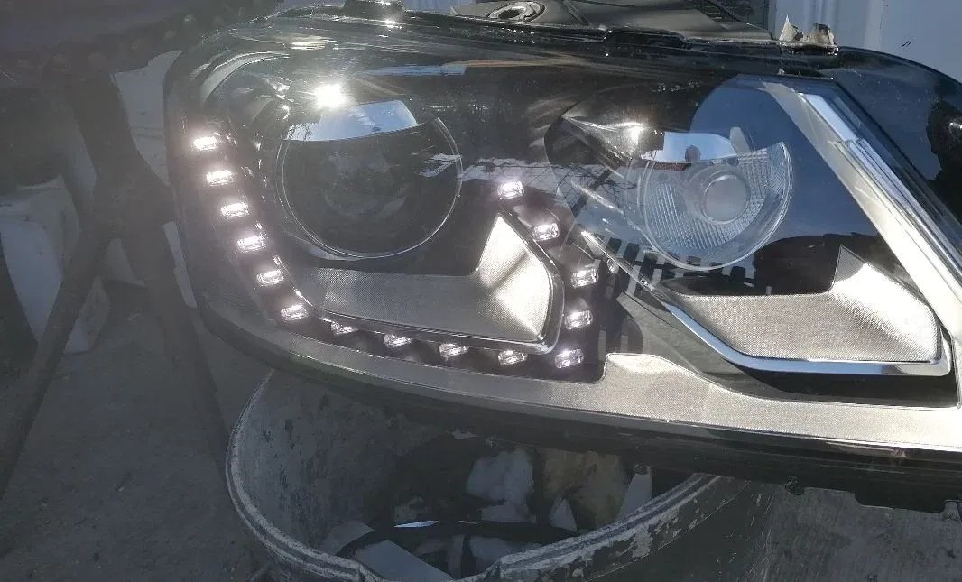 Right headlight VW Passat B7
