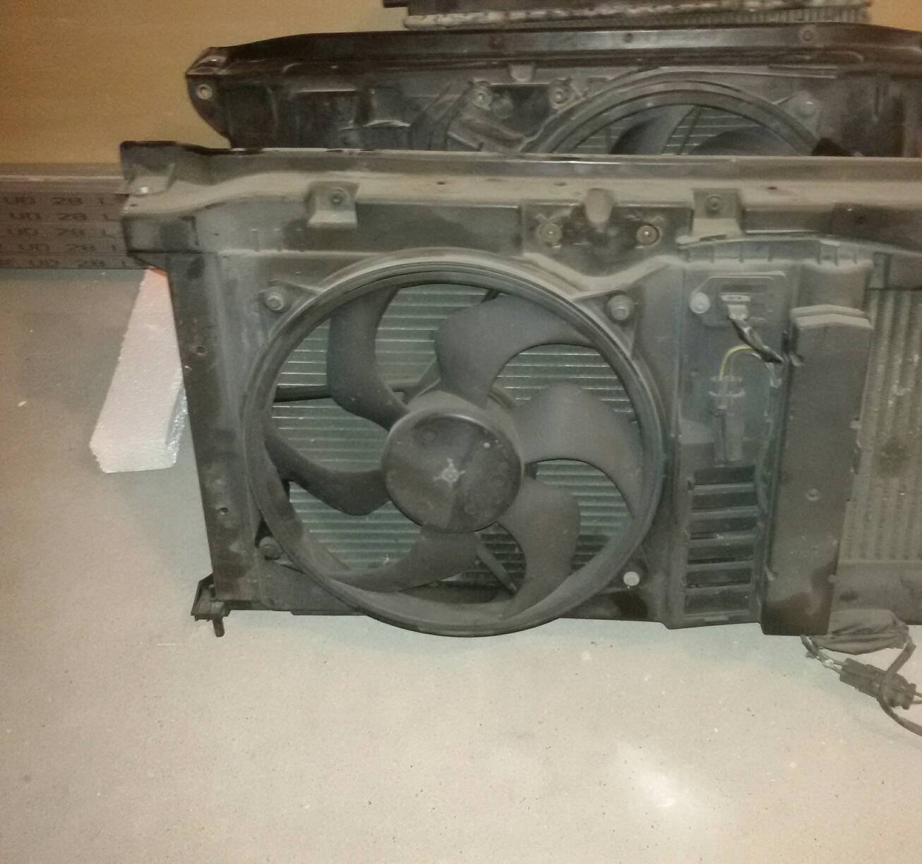 Front radiator cooling fan assembly Peugeot 307