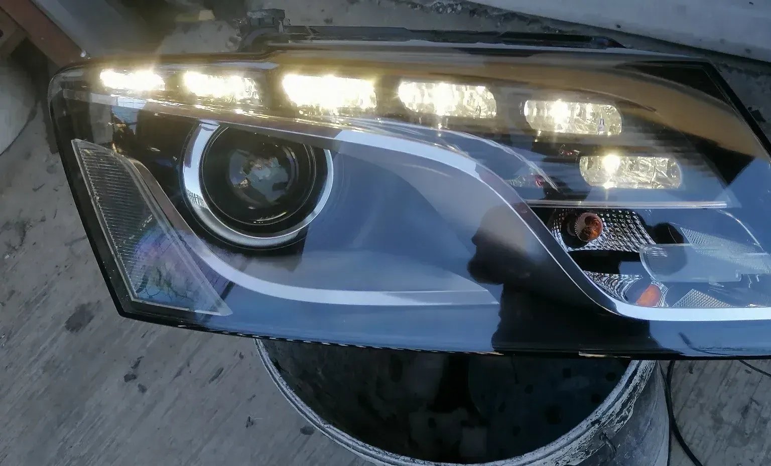 Audi Q5 front right xenon headlight