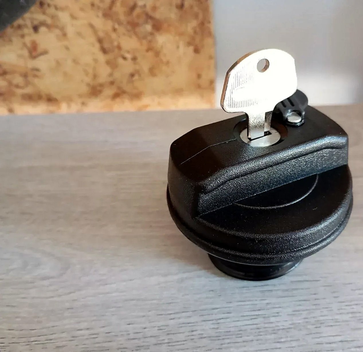 Fuel tank cap with key for CF