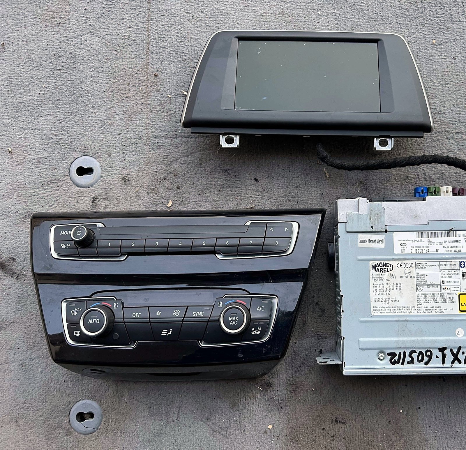 BMW X1 radio navigacija displej panel klime