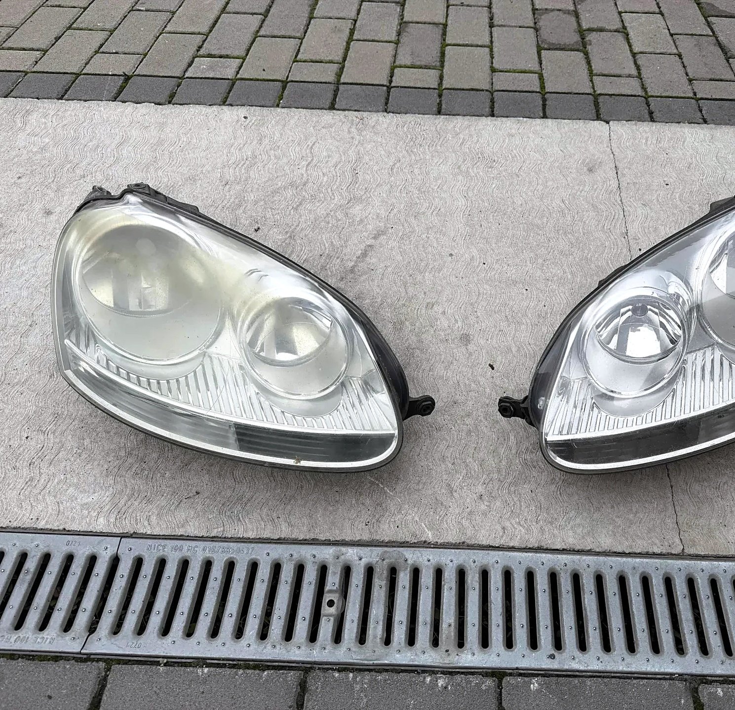 Headlights left right driver passenger side VW Golf 5