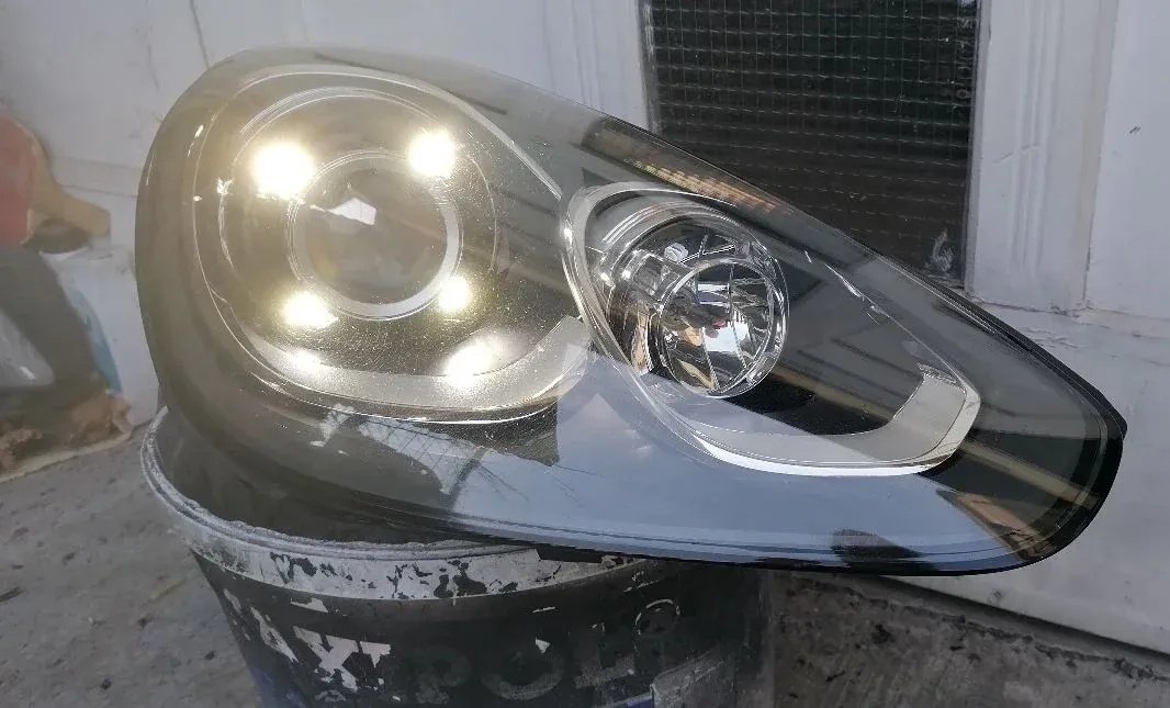 Porsche Cayenne (15-18) Right Xenon Headlight HID