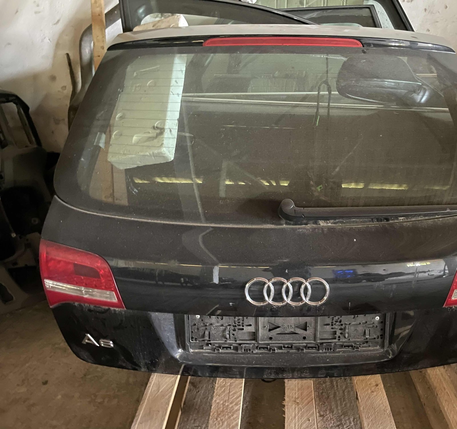 Levo krilo Audi A6 4F 2010