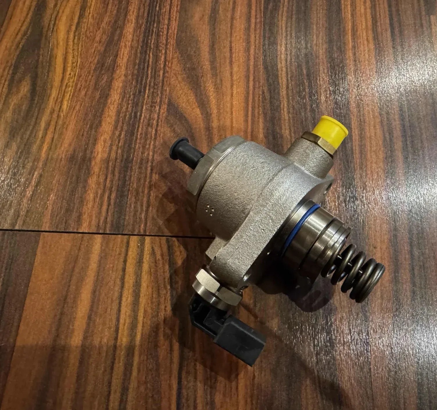 Pumpa goriva Audi A3 S3 VW Golf GTI 06L127025R