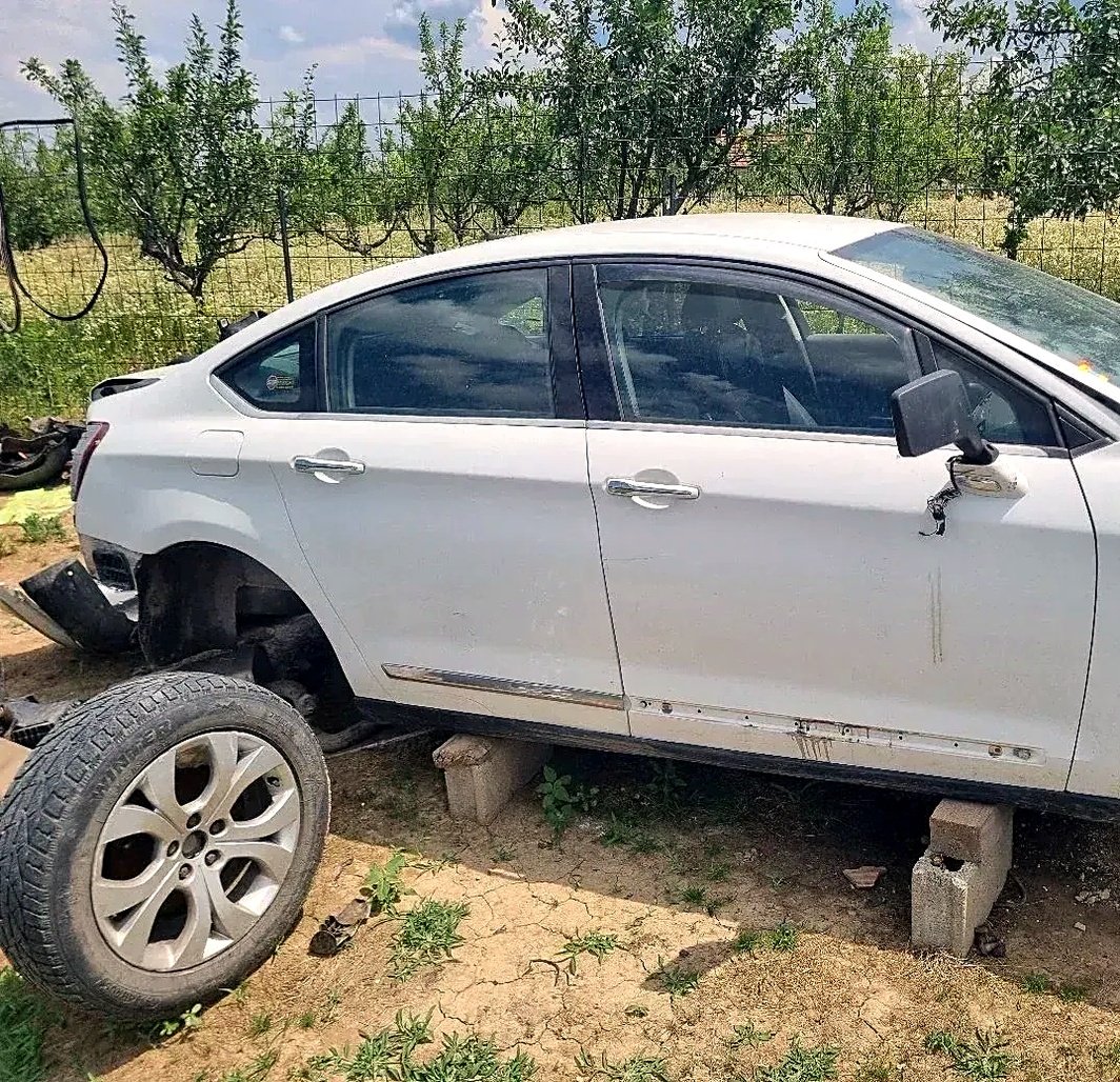 Citroen C5 X7 delovi u beloj boji