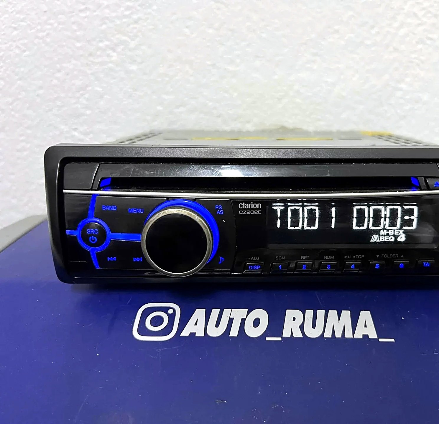 Clarion CZ202E USB radio CD Aux