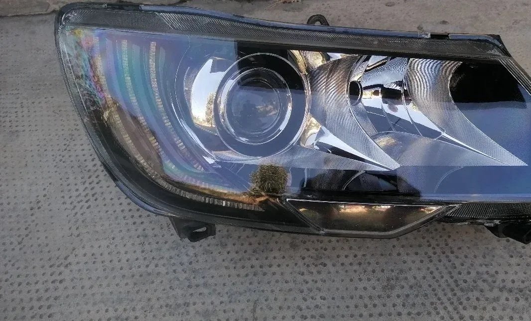 Desni far Škoda Superb