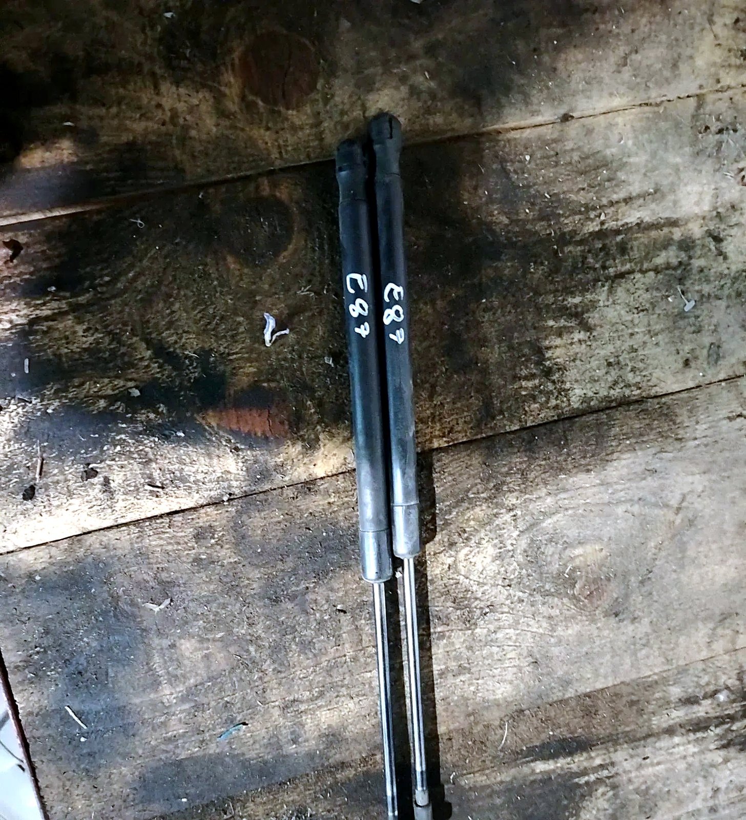 Tailgate gas struts BMW E87