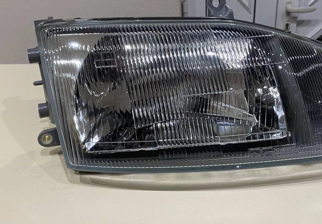 Toyota Hiace 4 levi far 95-06