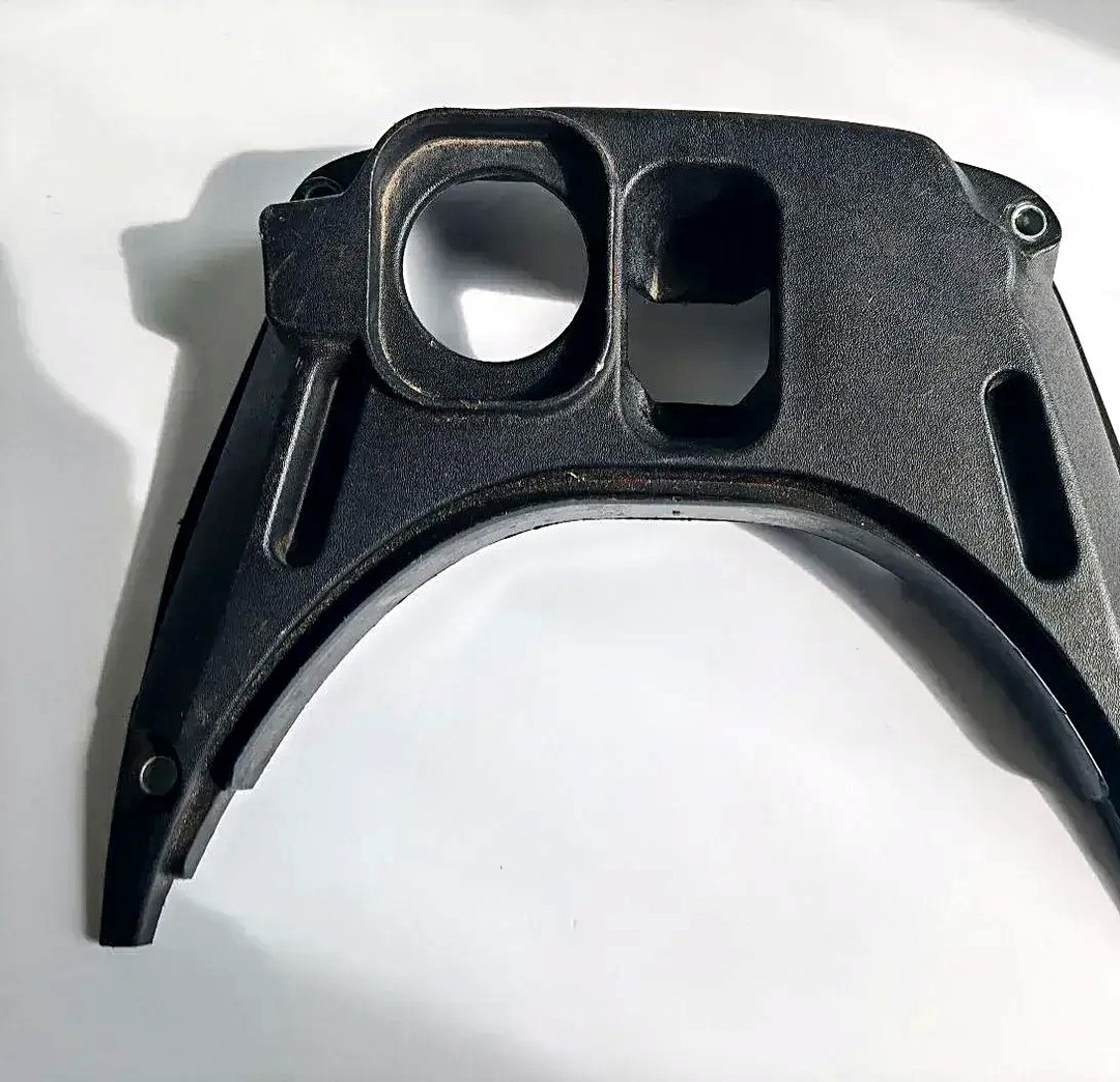 Vespa GTS plastika ispod sedišta polumesec 621141