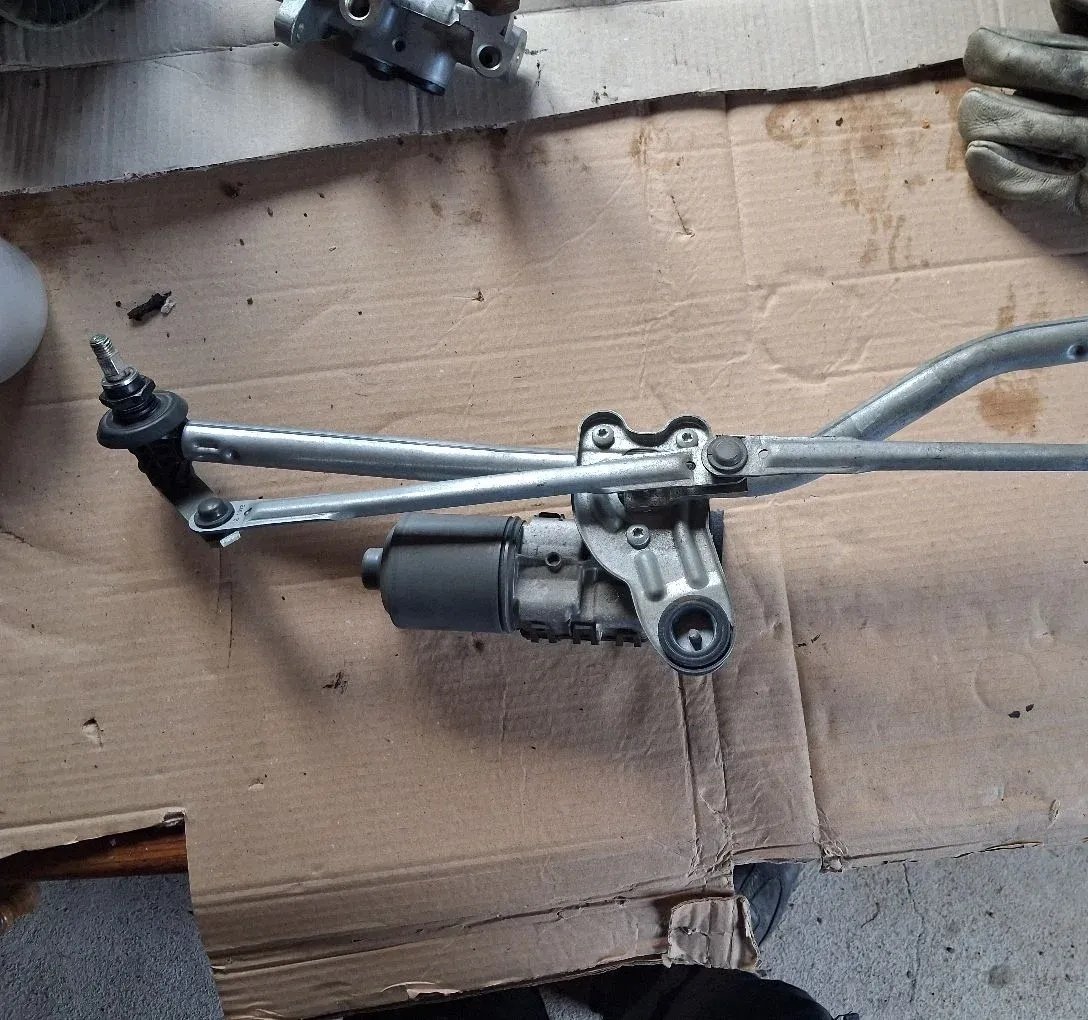 Windshield wiper motor with blades BMW E46