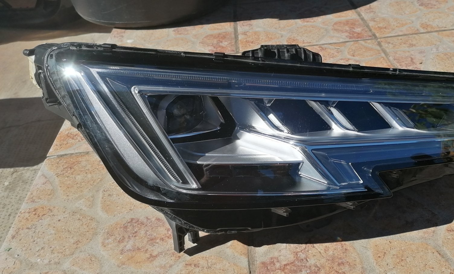 Desni matrixni far Audi A4 B9 8W
