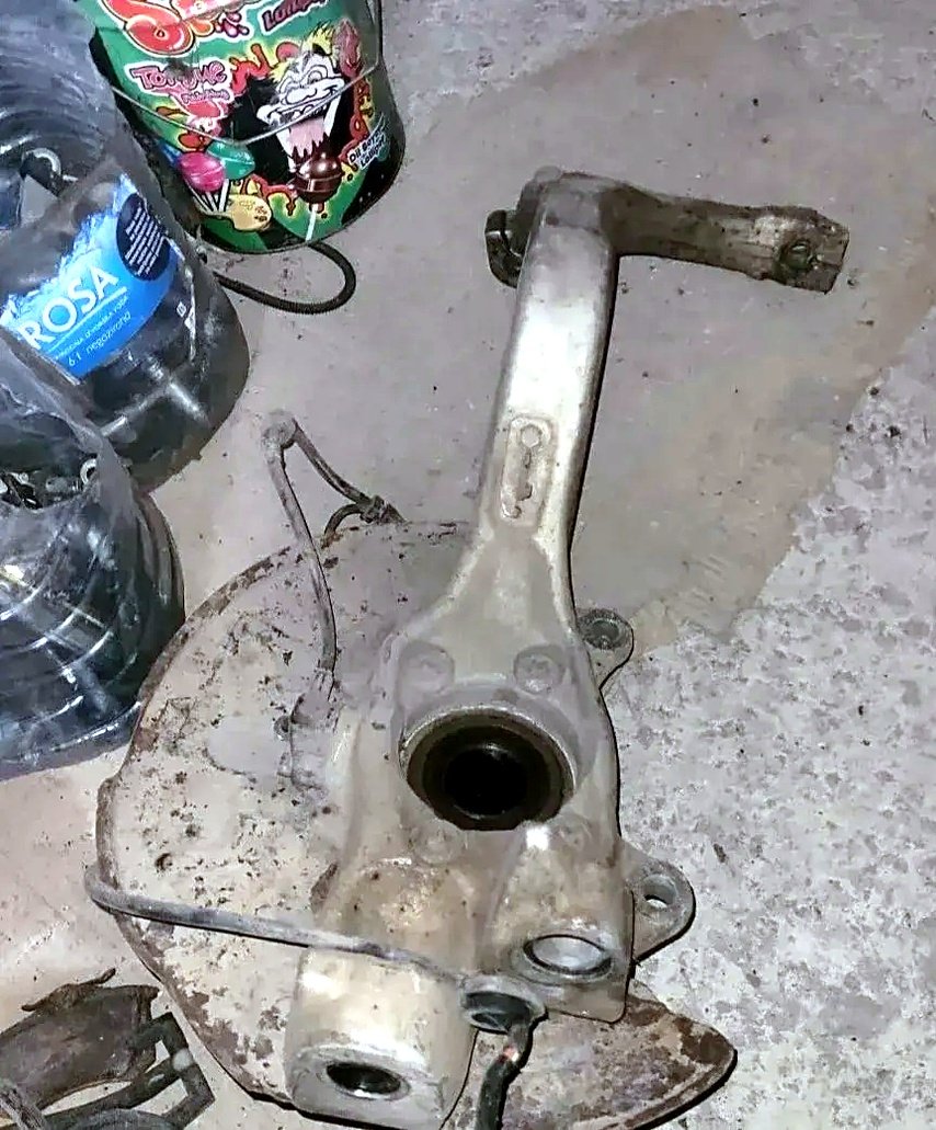 Desni prednji točak glavčina Audi A4 B6 B7