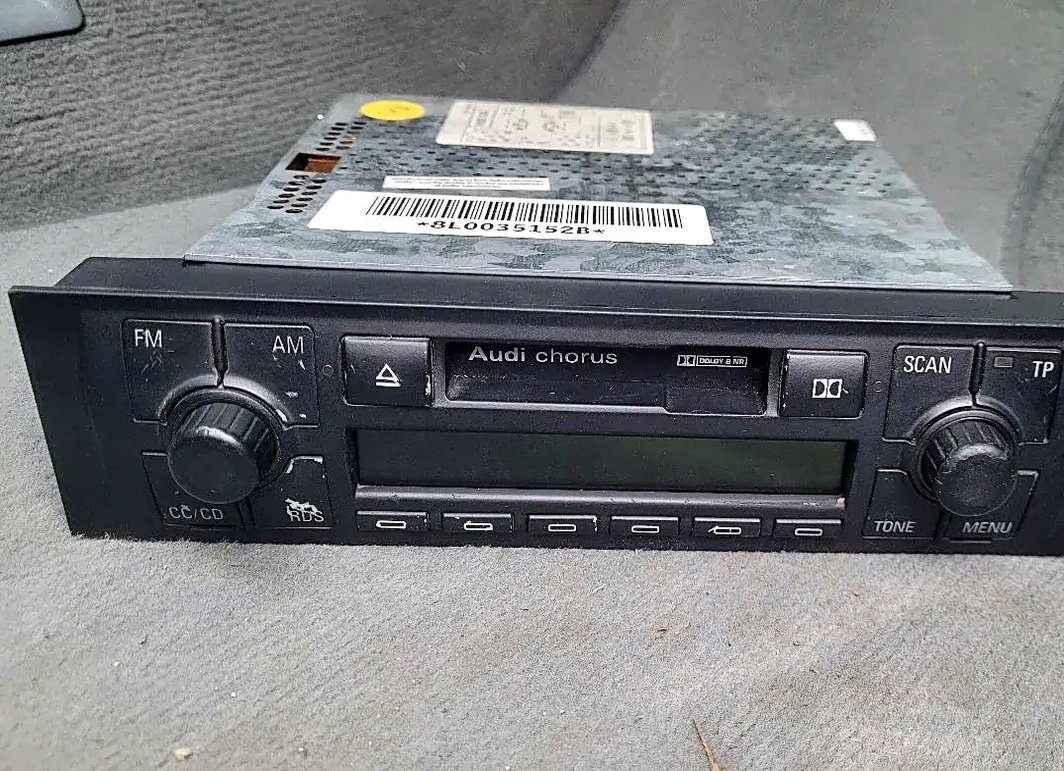 Fabrički radio Audi A3 8L