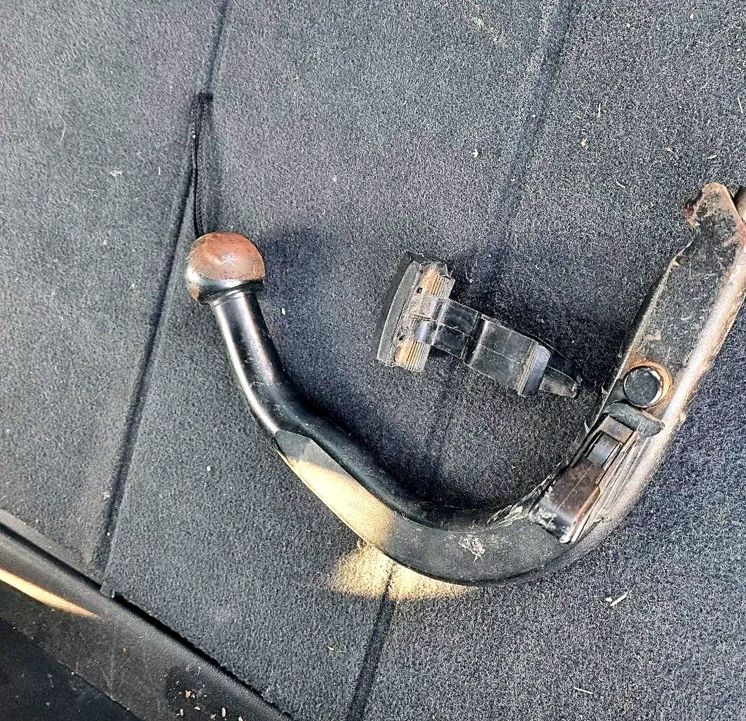 Tow bar Peugeot 5008