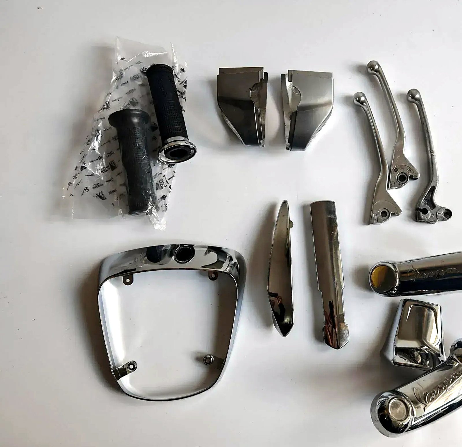 Vespa chrome and black parts for Primavera or Sprint