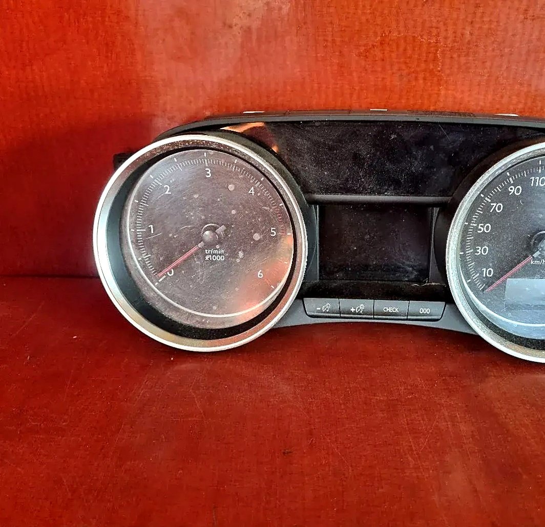 Peugeot 508 odometer cluster