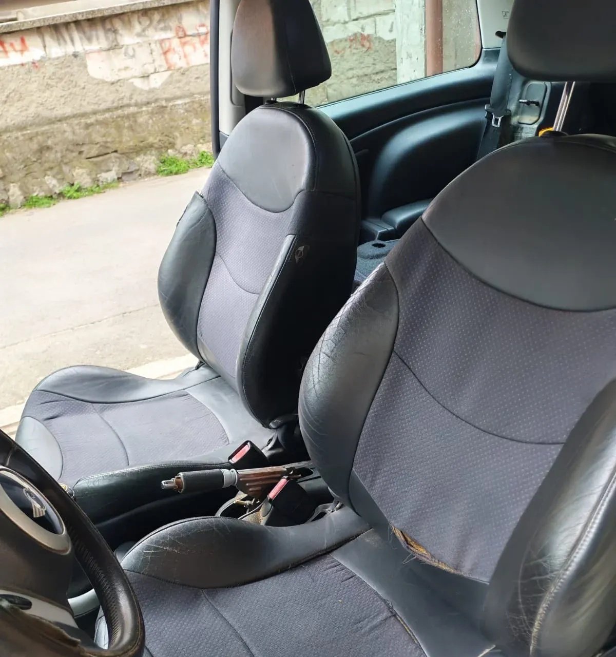 Sedišta Mini Cooper oštećena