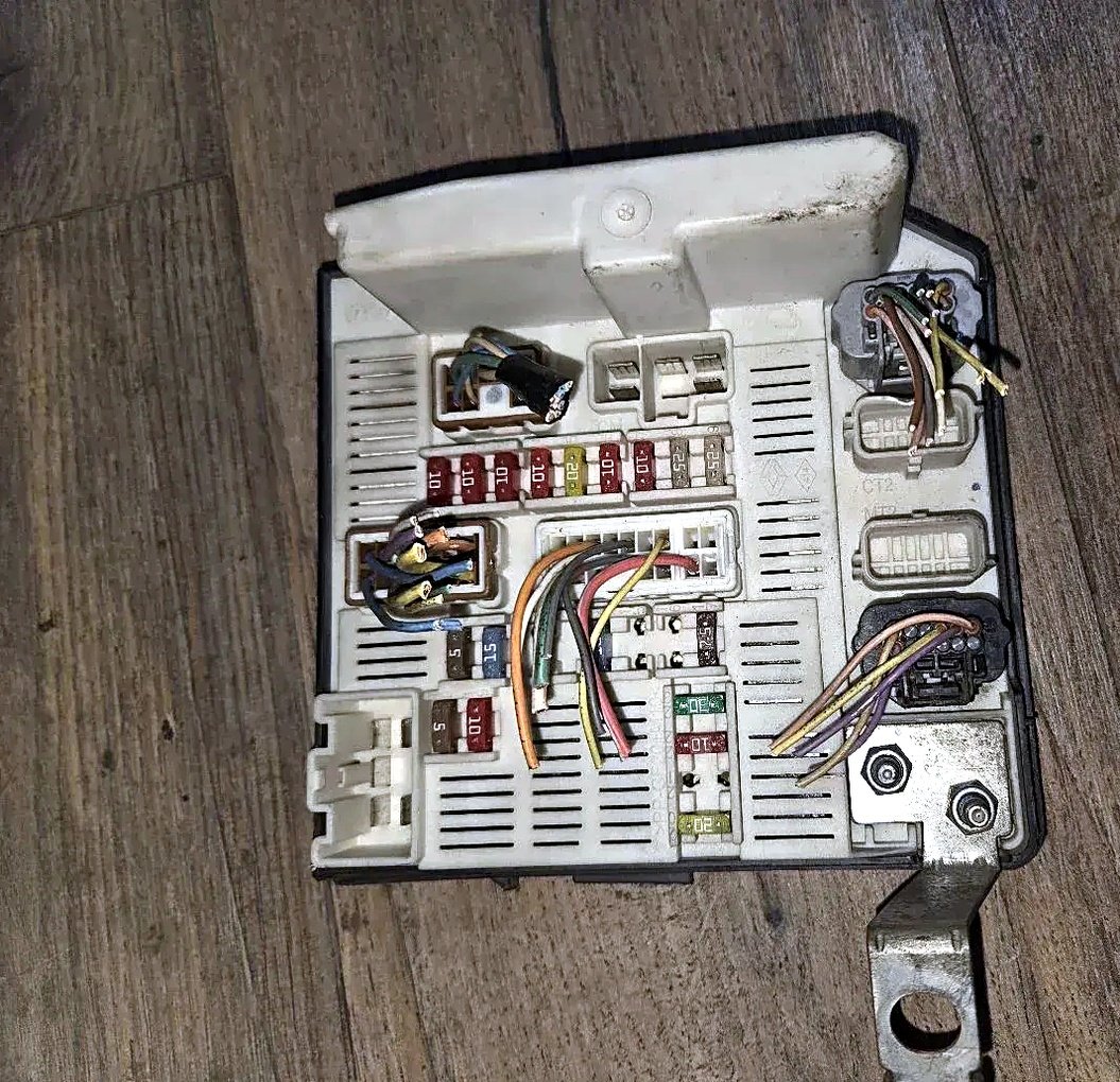 Renault Megane Scenic 2 Grand Scenic 2 electronic fuse box module 8200481866