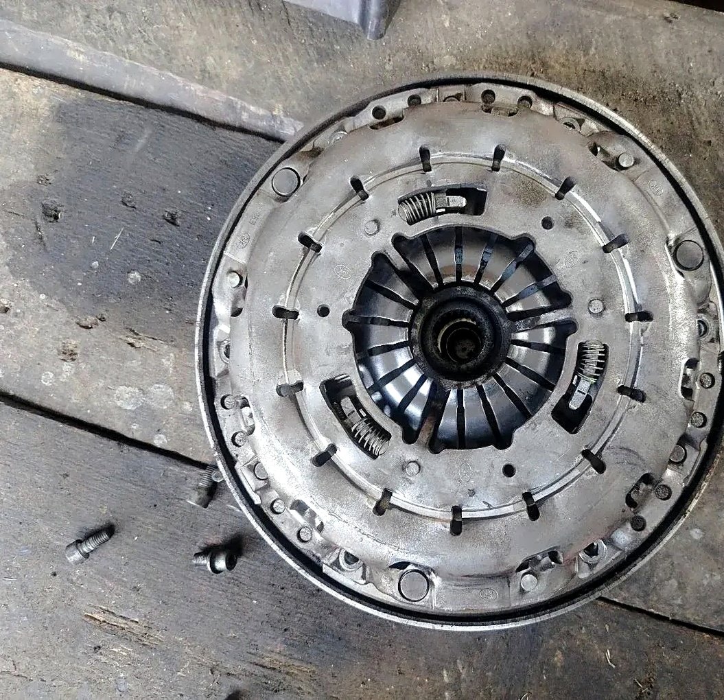 Flywheel with clutch basket and disc BMW N47